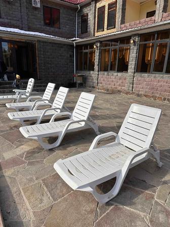 Лежаки для бассейна