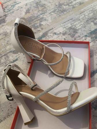 Продам туфли на каблуке