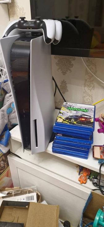 PS5 9 игр 2 джойстика подставка отличное состояние!