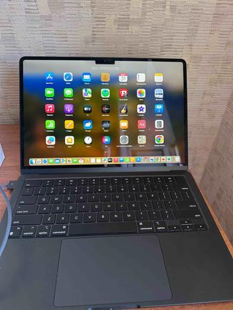 Apple MacBook Air 13 13.6 / 8 Гб / SSD 256 Гб / macOS