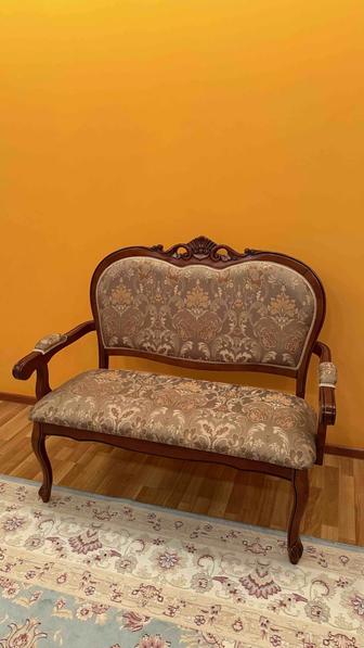 Деревянный диван