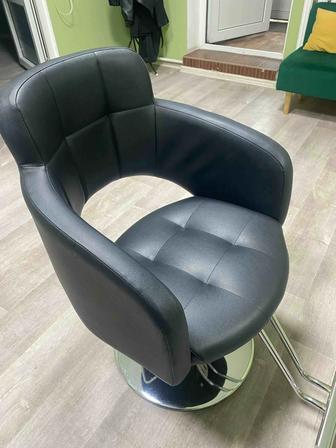 Продам парикмахерское кресло