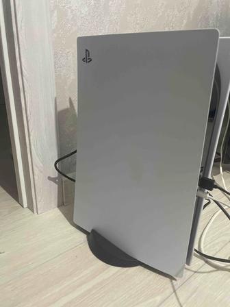 Продам PS5, есть игры и подписка PS Plus (6-7 месяцев)