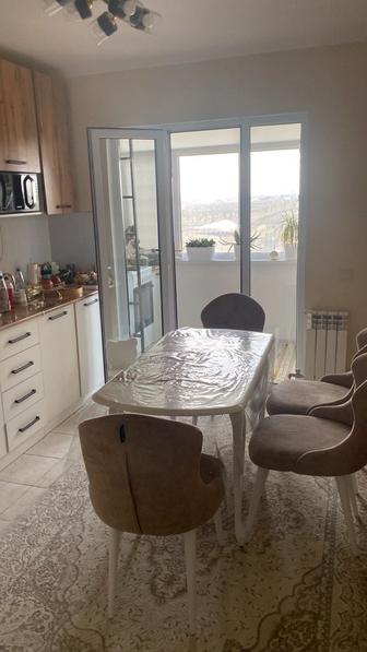 Стол стулья,