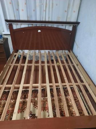 Продам кровать вместе с матрасом .
