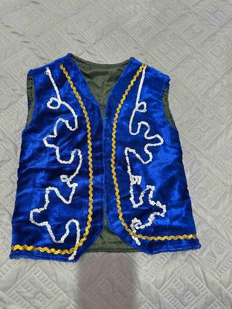 Продам жилетка и костюм национальный для мальчиков. От 3лет до 11лет