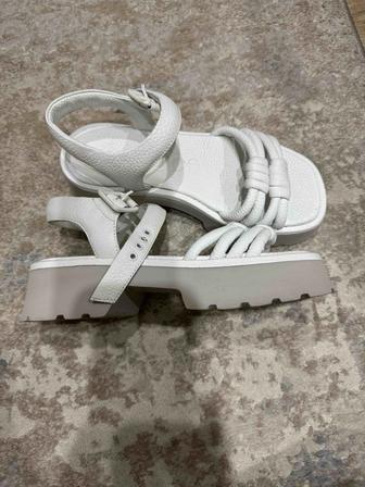 Продам белые босоножки Nursace