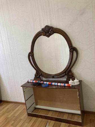 Зеркало с тумбой даром