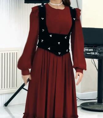 Красное платье с корсетом