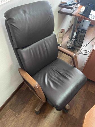 2 кожаных кресла, 2 стола, 2 тумбы, шкаф и сейф