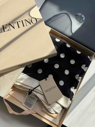 Брендовый платок Valentino