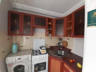 Угловой кухонный гарнитур, коричневого цвета