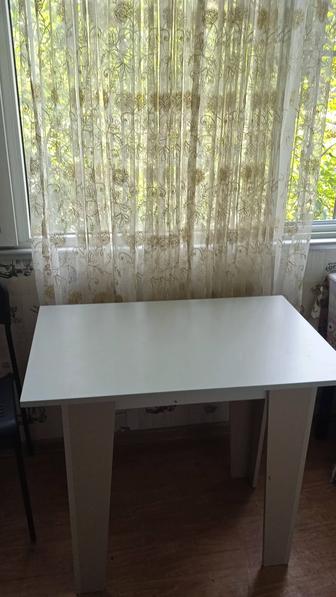 Кухонный столик, небольшого размера с крепкими ножками, белого цвета
