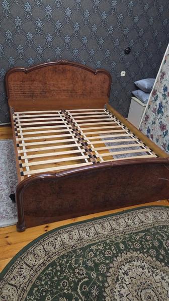 Кровать без матраса