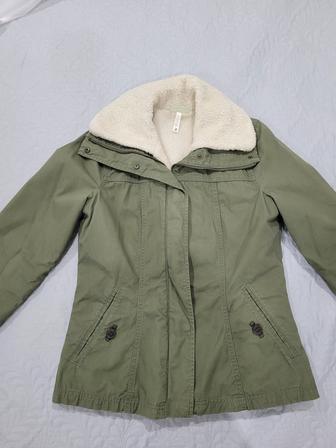 4533. Продам женскую парку Adidas, размер S.