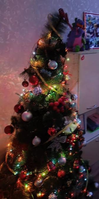 Новогодняя елка, красивая, пышная с игрушками