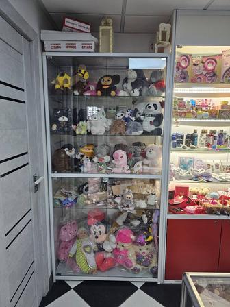Витрина для магазина стеклянная стеллаж