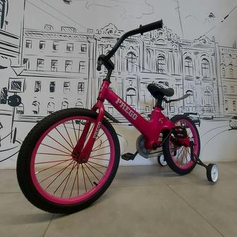 Двухколесный Розовый Детский велосипед. Размер 18. Боковые колесики.