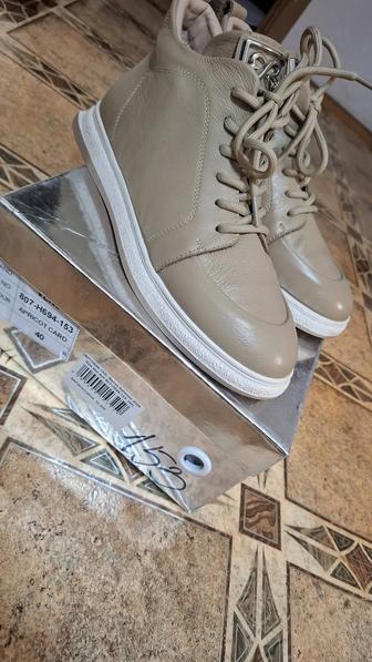 Продам женские ботиночки