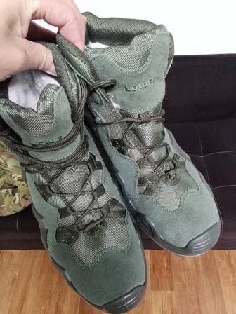 Продам трекинговые обувь новая