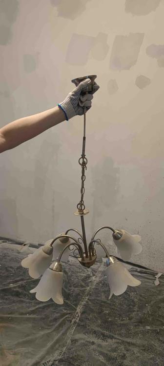 Отдам люстру и два настенных бра