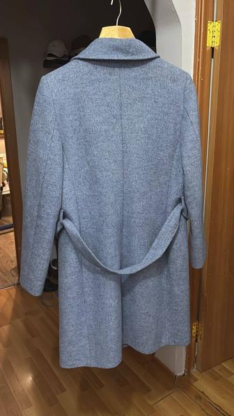 Пальто женское, размер 46, цвет голубой, б/у в отличном состоянии.