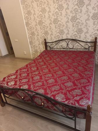 Отдам кровать двухспальную с матрасом