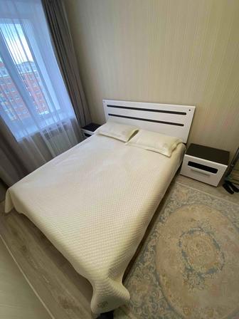 Продам двухспальную кровать с двумя тумбами