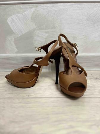 ПРОДАМ коричневые кожаные туфли на каблуке Steve Madden
