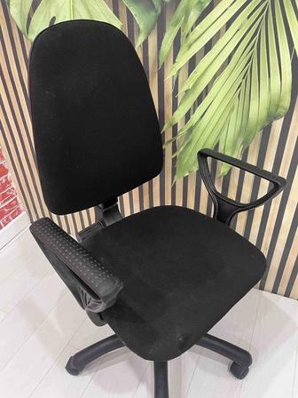 Стул офисный в отличном состоянии