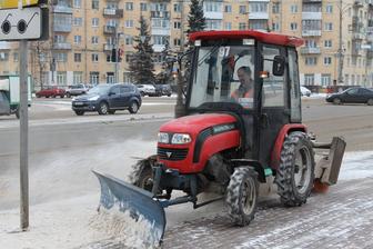 Чистка снега тракторами оборудованы отвалом и щеточным оборудование.