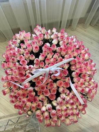 Большой букет роз в корзине премиум