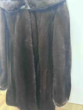 Продается Шуба с капюшоном!