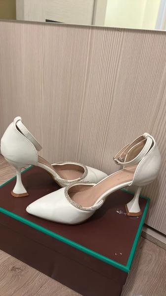 Продам белые туфли