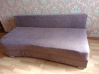 Диван в отличном состоянии пружинный, короб новый.