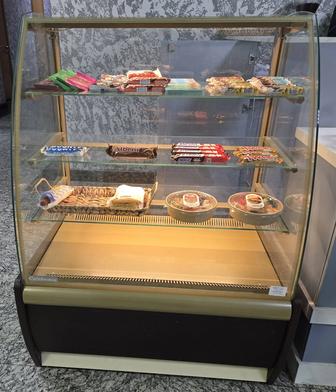 Продам холодильную витрину Carboma k70