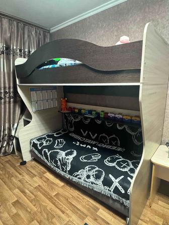 Двухъярусный диван-кровать.