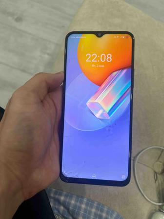 Продаю телефон на экране есть трещина на работу не влияет