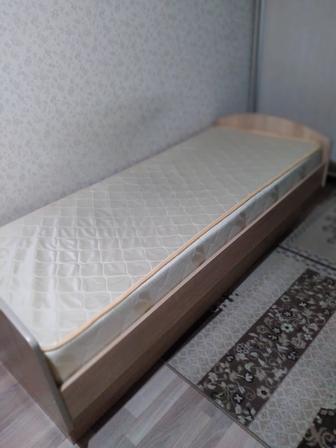 Кровать с матрасом