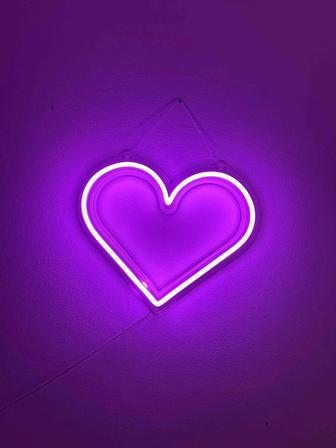 Неоновая вывеска, лампа в форме сердца
