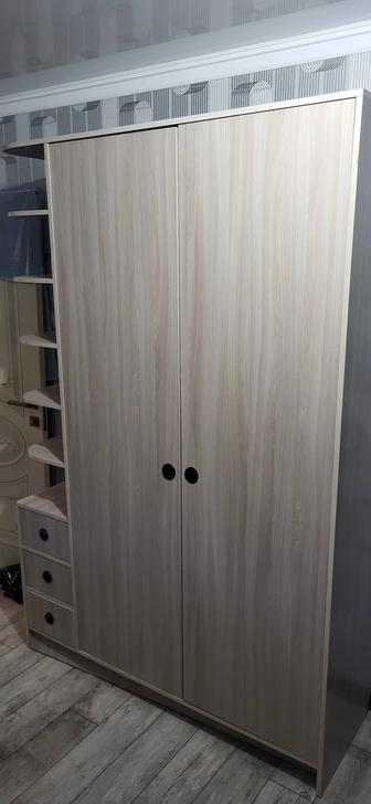 Двухдверный шкаф с полками