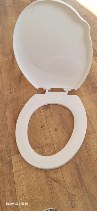 Ободок и крышка от унитаза