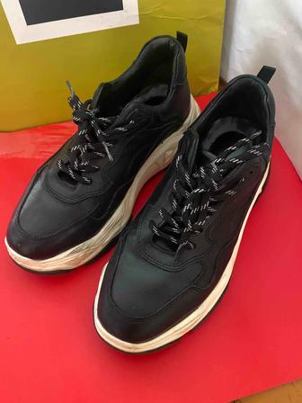 Продажа товара! Продам кроссовки женские!