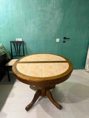 Обеденный круглый стол