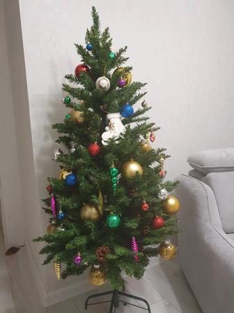 Продам Ёлку с шишками. Новая.