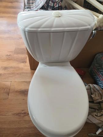 Продам унитаз белый б.у в отличном состоянии