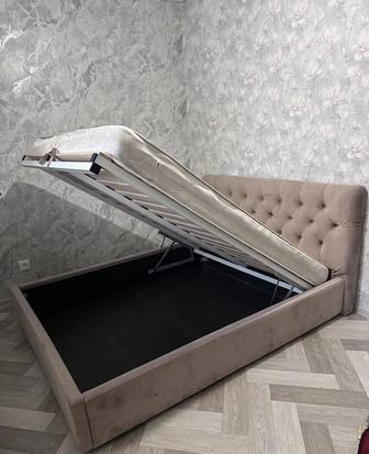 Стильная кровать с подъемным механизмом и местом для хранения