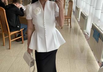 Белый приталенный жакет