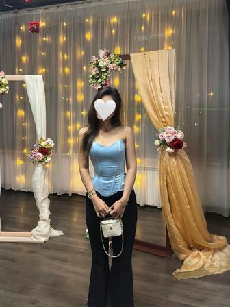 Корсет, 1 ақ рет киілген, фигураны күшті шығарып тұрады