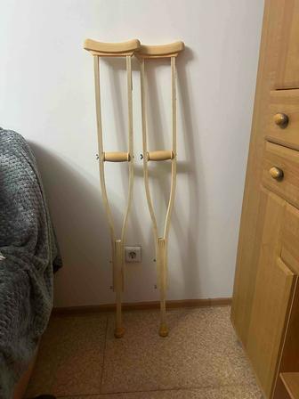 Костыли деревянные в очень хорошем состоянии за 6 тыс с регулятором